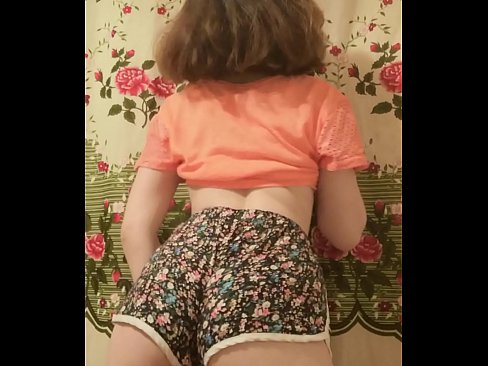 ❤️ Sexy jong baba wat haar kortbroek op kamera uittrek ️ Fok video by ons ﹏