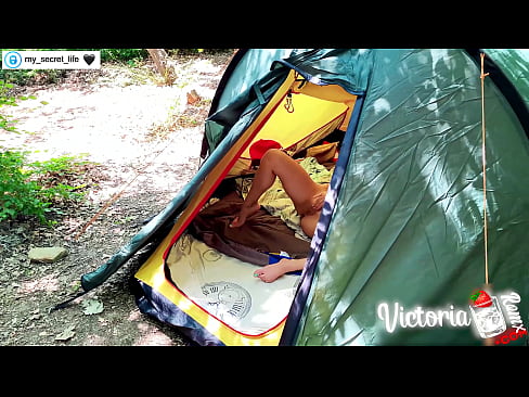 ❤️ Op kamera verfilm Passievolle ruk vreemdeling in 'n tent ️ Fok video by ons ﹏