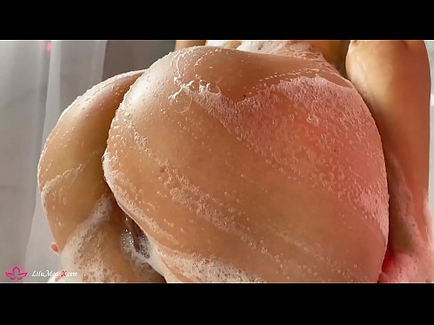 ❤️ Donkerkop masturbeer poes met vibrator tot intense orgasme in stort ️ Fok video by ons ﹏