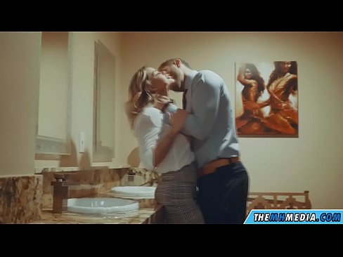 ❤️ Wanneer 'n rondborstige blondine jou in 'n openbare toilet verlei ️ Fok video by ons ﹏